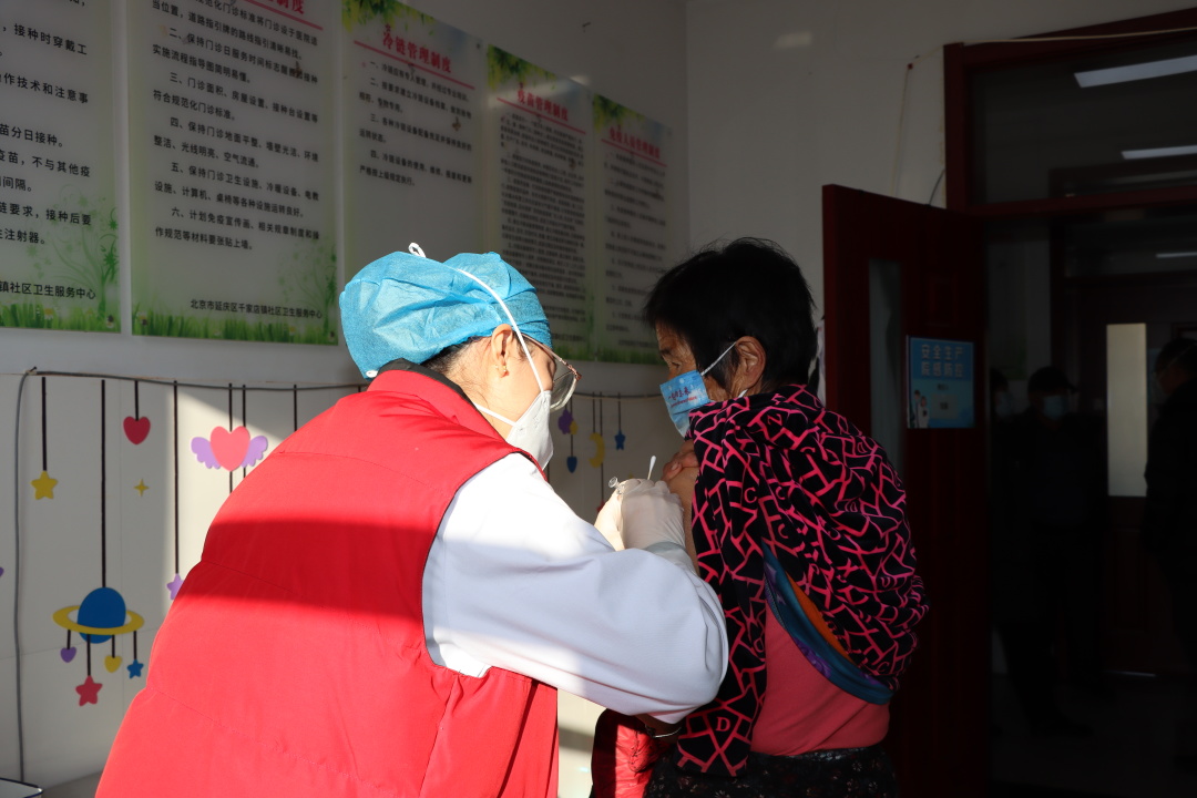 爱心医疗团队为贫困户治病,志愿者服务队为您送药上门