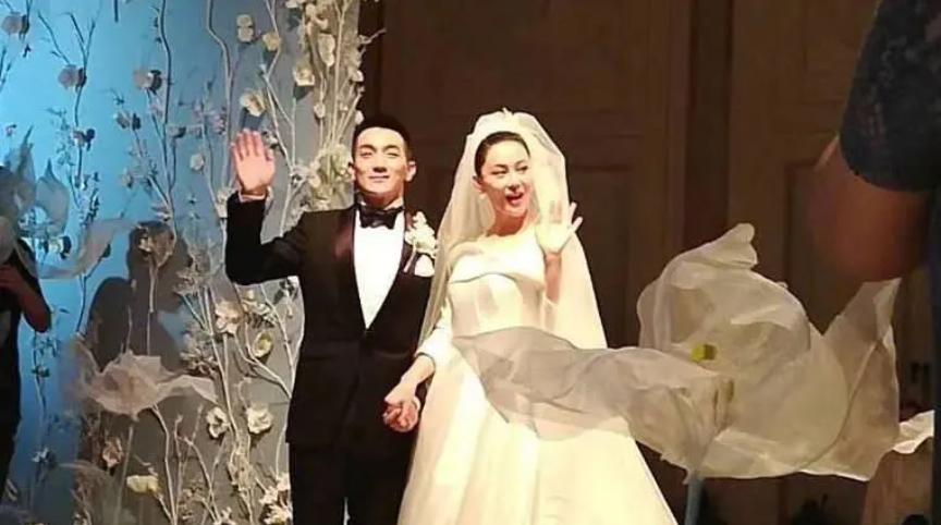 张馨予晒出老公何捷照片帅气迷人,张馨予和老公何捷婚后齐露面