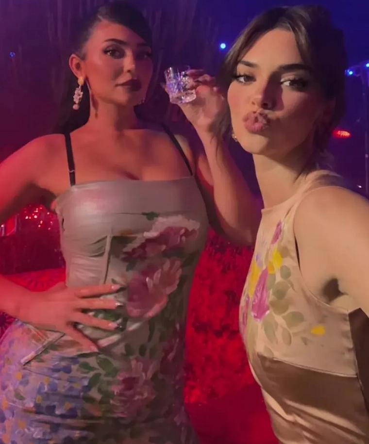 卡戴珊婚礼现场,卡戴珊大姐礼服