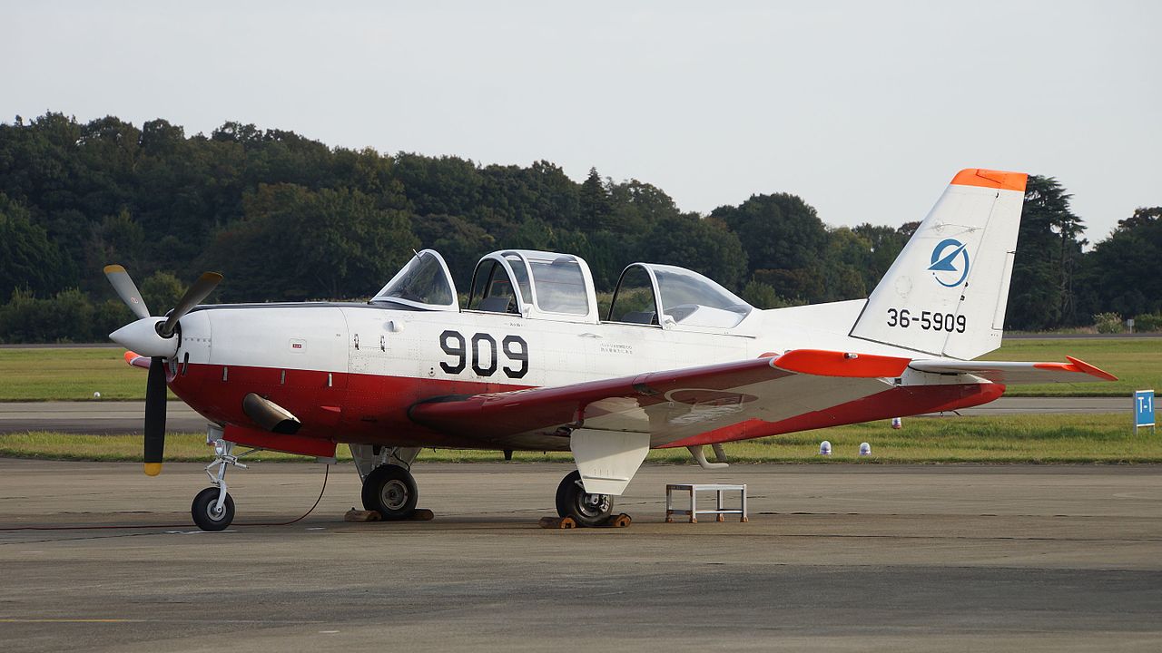 日本列岛的初级和中级训练机“富士T-7”