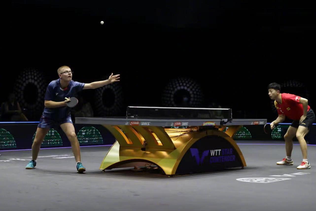 他不满16岁，却把双满贯马龙打得摇头苦笑，他是法国人，直板打法