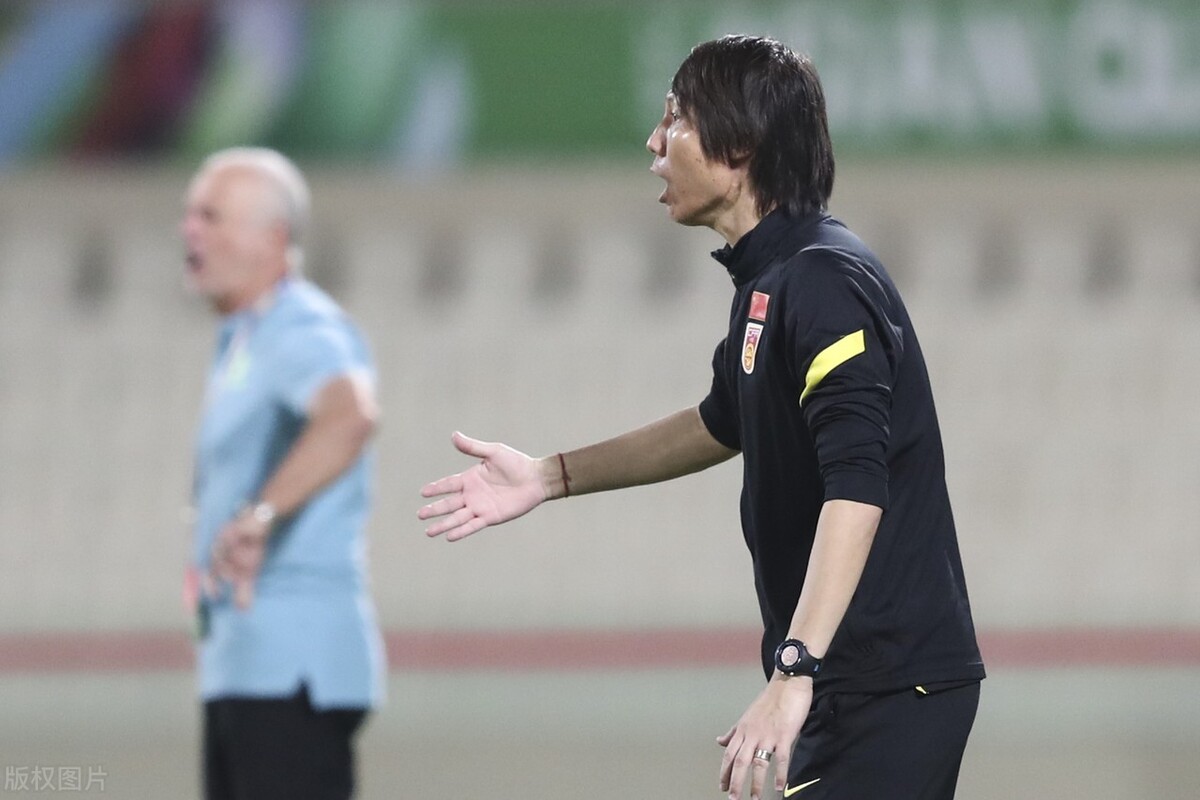 足协杯冠军奖杯被掰断值多少钱,足协杯奖杯被掰断的图片