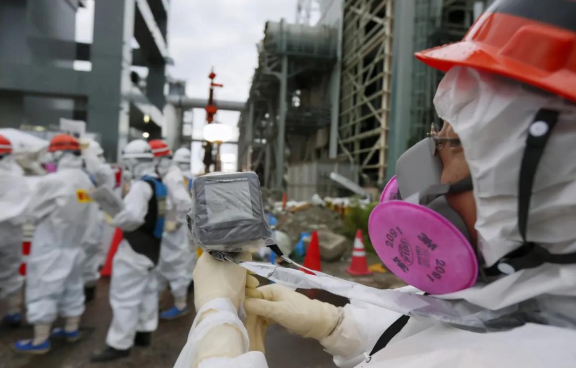 日本球迷“捡垃圾”值得学习？有小礼而无大义，内心虚伪爱演戏