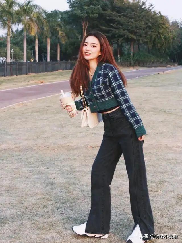 适合搭卫衣的裤子显瘦款,卫衣修身短款显瘦搭背带裤