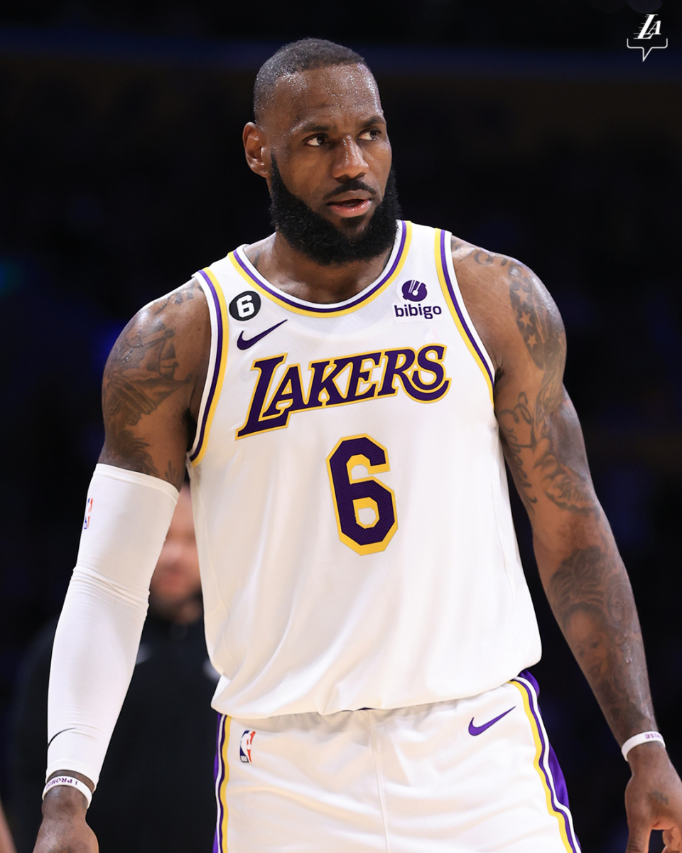 詹姆斯走步恶意剪辑,詹姆斯走步引争议慢动作