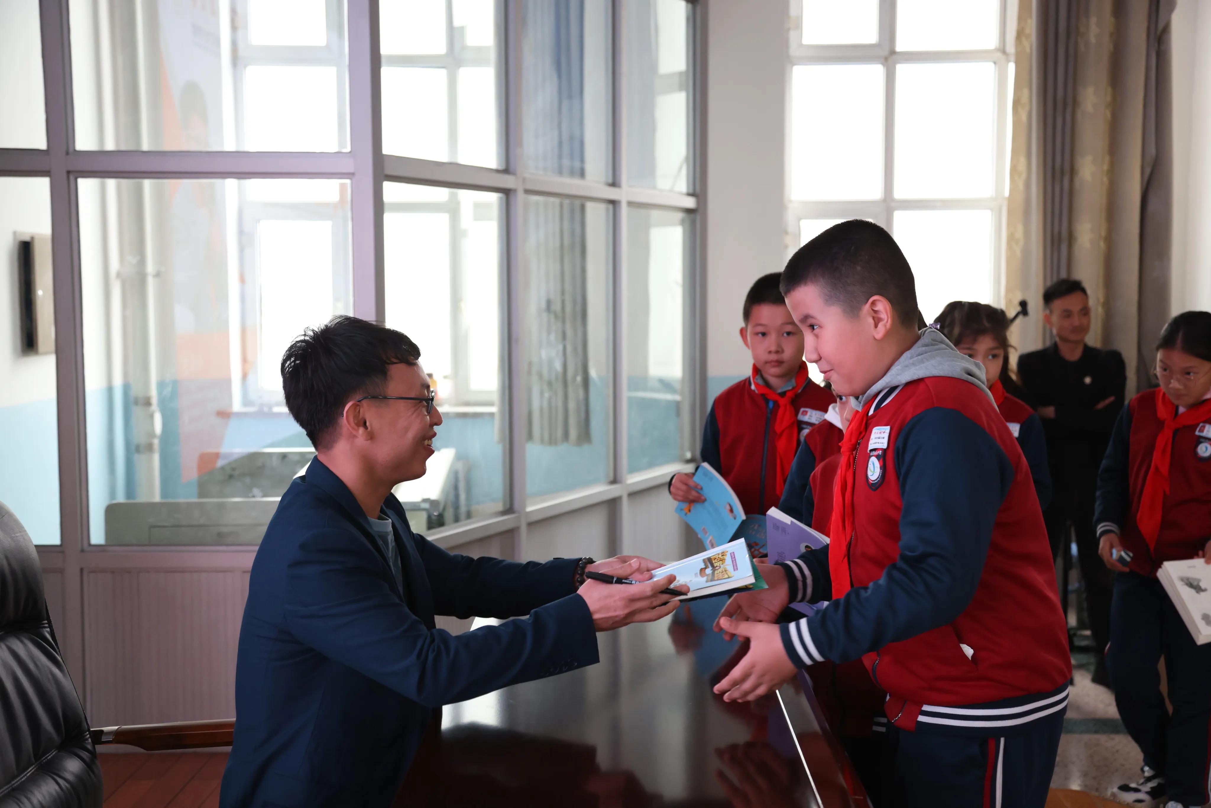 *疆新**大学图书馆阅读推广新芒计划——作家进校园活动