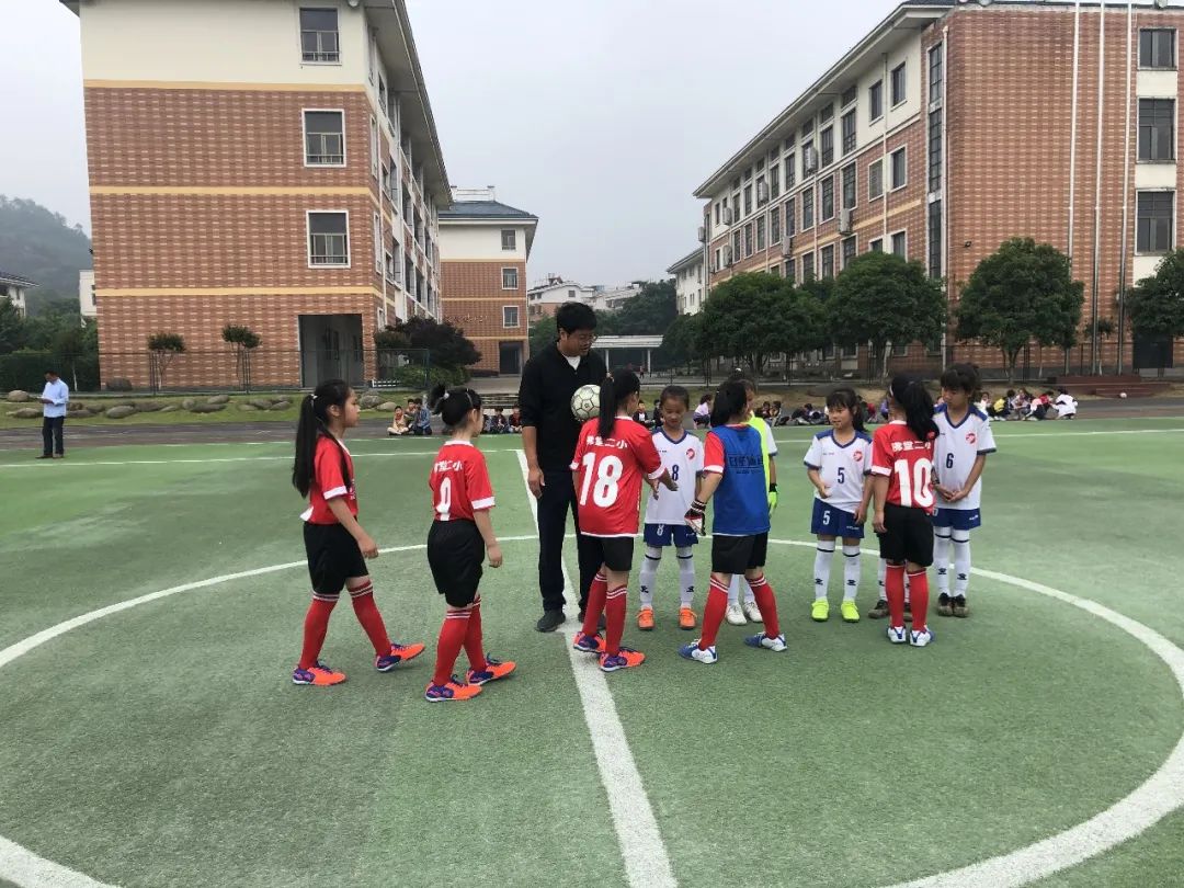 足够精彩校园足球联赛火热进行中,驰骋绿茵足球