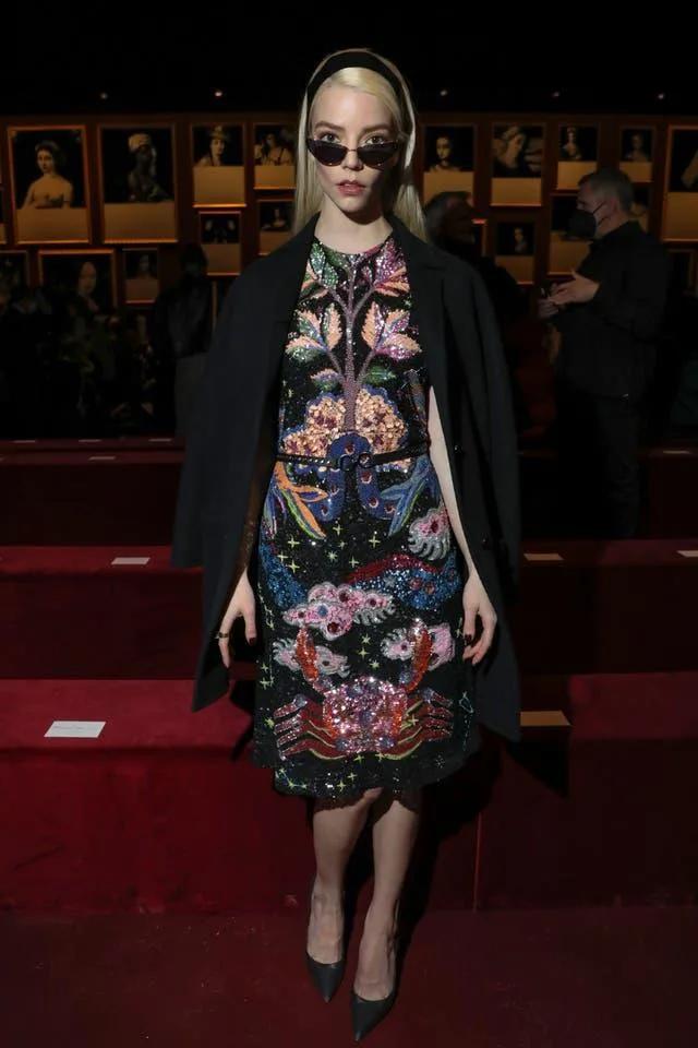 蕾哈娜维密秀黑色礼服,蕾哈娜背头黑西装合作舞台