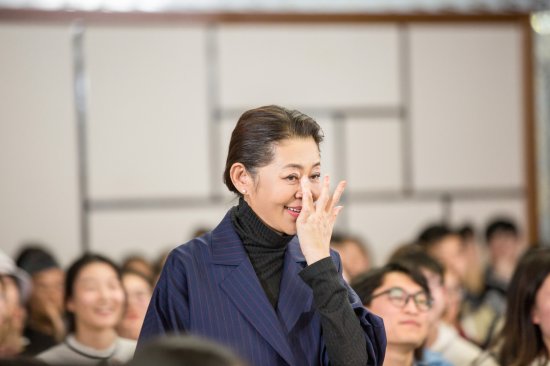 主持春晚13载，和董卿上演回忆杀，用4张白纸“骗”了观众30年