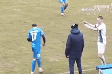 看到踢足球心里也想踢,看到足球场上的感想