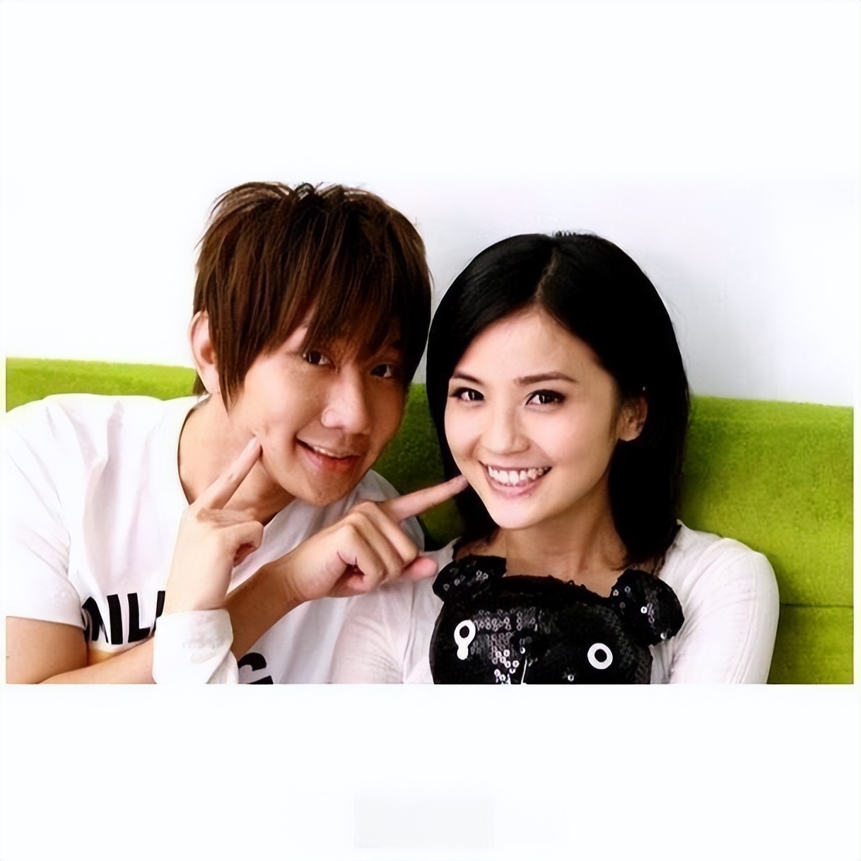 至今无法超越的八大经典情歌对唱,现在正流行的一首经典情歌对唱