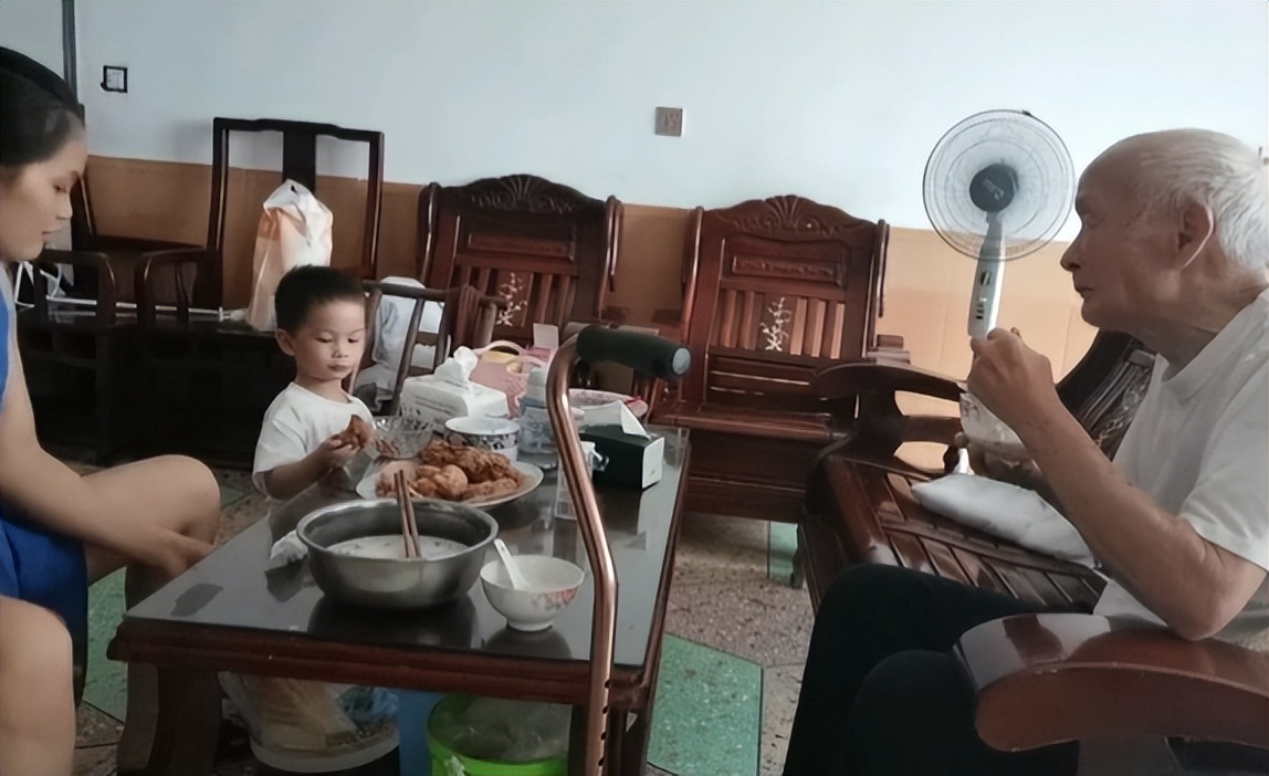 老挝媳妇嫁中国大叔在老挝生活,老挝媳妇嫁给外卖小哥