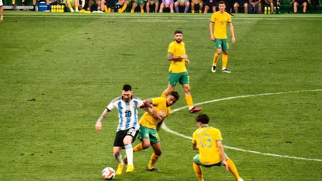 苏醒看球迷进场拥抱梅西反应,苏醒见梅西完整版