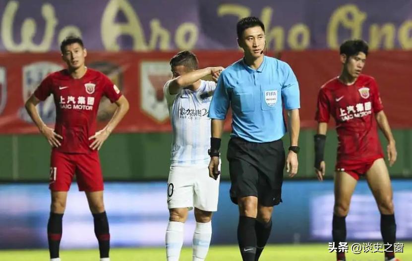 卡塔尔世界杯马宁为何给c罗红牌,马宁卡塔尔世界杯卡牌现场