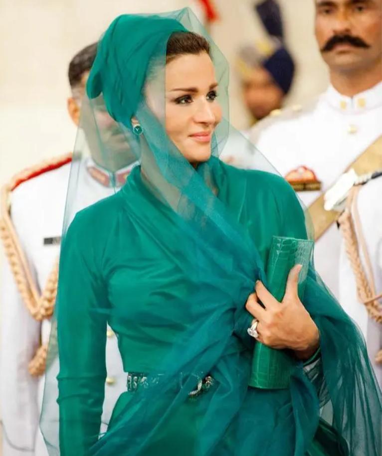 卡塔尔皇太后莫扎一身衣着,卡塔尔太后莫扎走路带风