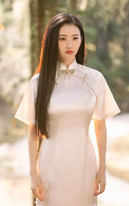 赵露思穿上廉价中国风礼服，俗成了18线网红