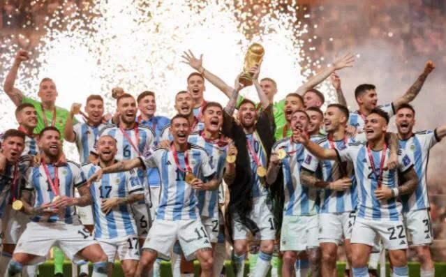 阿根廷夺冠梅西捧起大力神杯,世界第三球王梅西封神