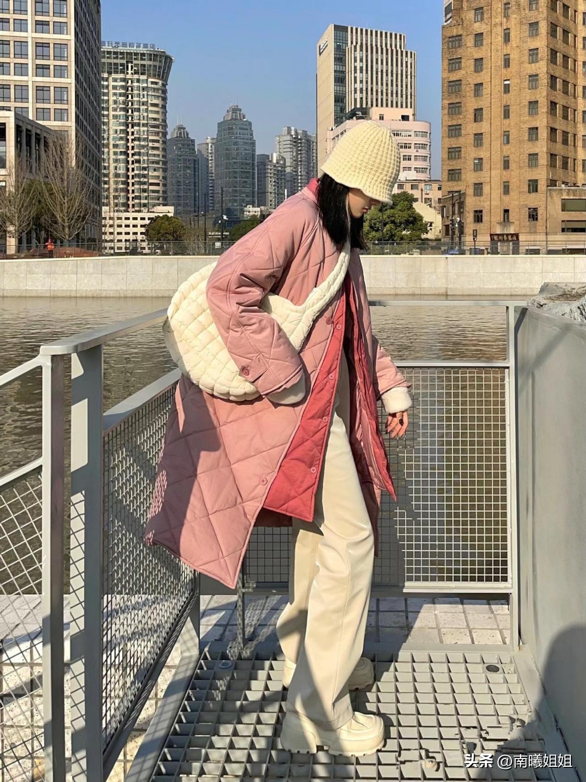 难怪女人都把阔腿裤扔了，最近流行的“液体裤”，回头率高还时髦