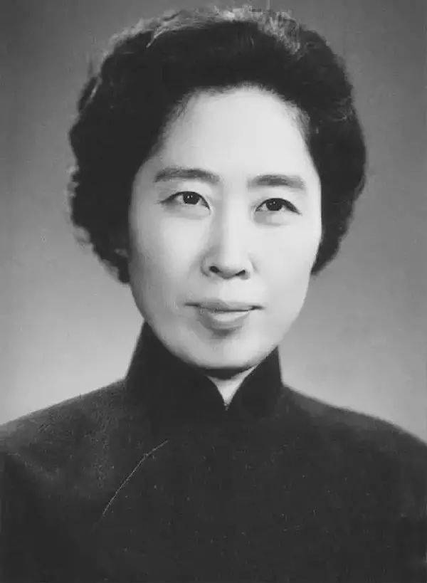 1948年，*少奇刘**王光美合影，那年她27岁，为革命放弃留学深造