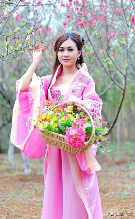 一卷好书在手，岁月含香