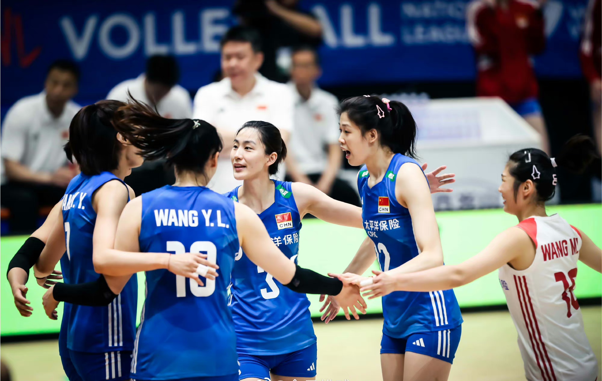 恭喜蔡斌！一样的队服不一样的阵容，中国女排迎来蓝色的胜利喜悦