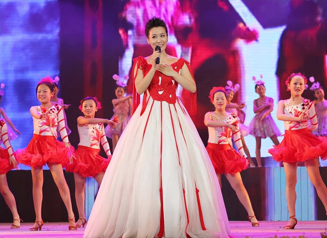 “大魔王”谭晶：当年高考她哭了3天，嫁给大9岁的院士幸福吗？