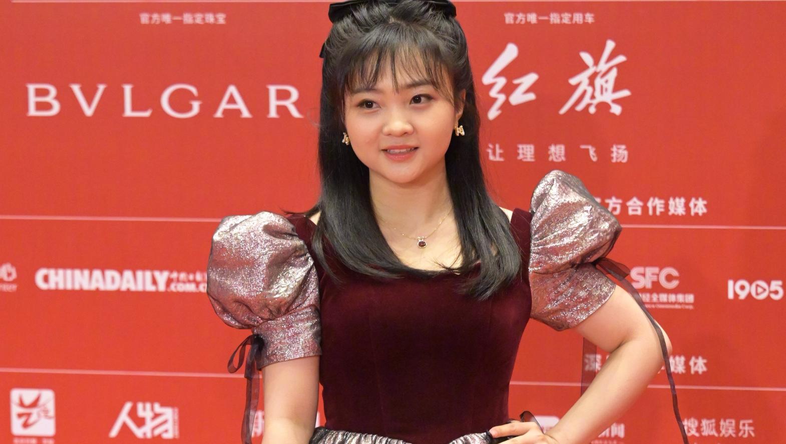 张颂文泪目北影节,北影节开幕式红毯张颂文害羞笑