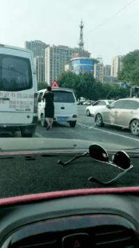 “姑娘，你知道衣服上的字是什么意思吗？”哈哈哈自信的姑娘最美