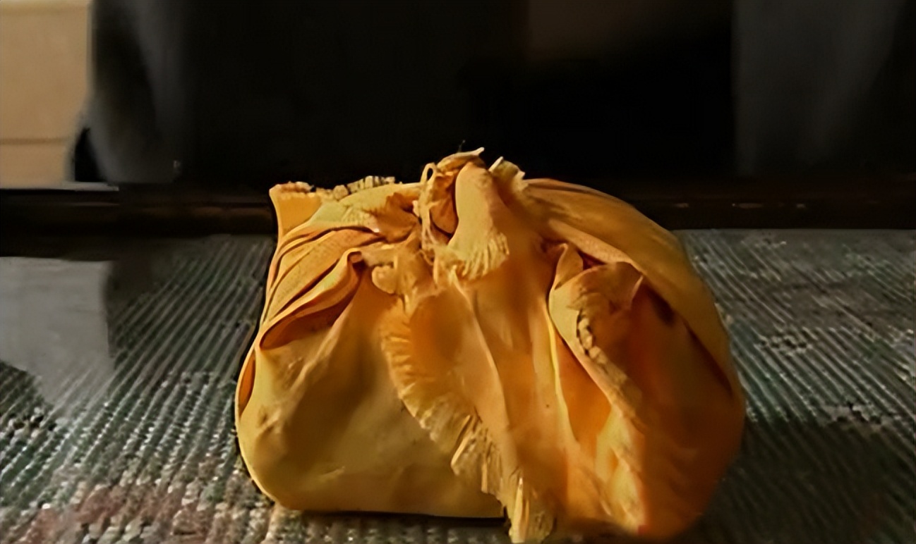 大叔因救人获赠“小石头”，20多年后发现：这是价值2亿的夜明珠