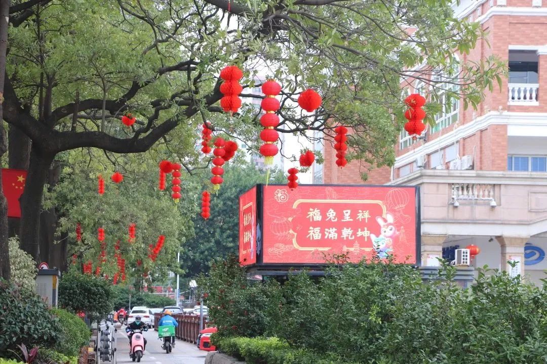 新春走基层年渐近年味浓,新春走基层石头村高挂迎客来