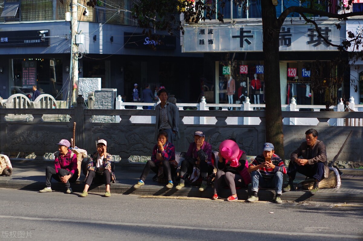 专家建议拿钱出来消费,专家建议钱放银行