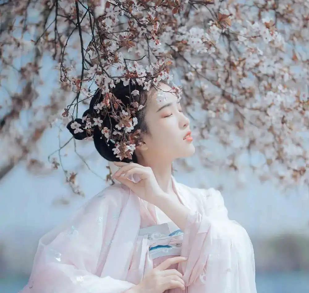 宫女遭遇*暴强**生下太子后,被打入冷宫,去世前对儿子不敢多说一句