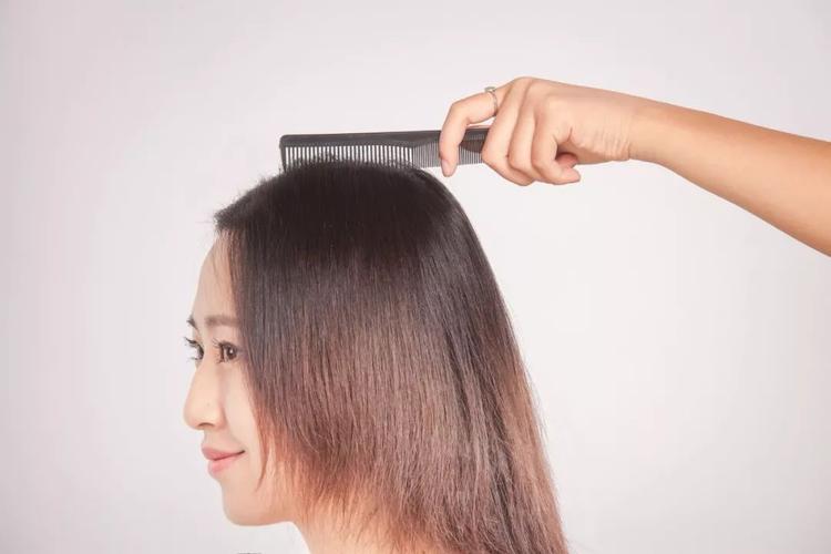 为何白头发越长越多?医生坦言:除了年龄,还可能是缺乏2种营养素