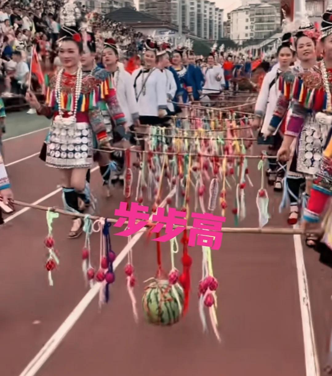 村超民族时装秀,村超足球宝贝表演