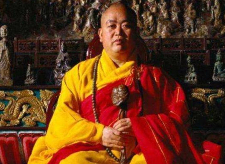 少林寺释永信一年收入多少钱,现在释永信方丈为什么不披袈裟