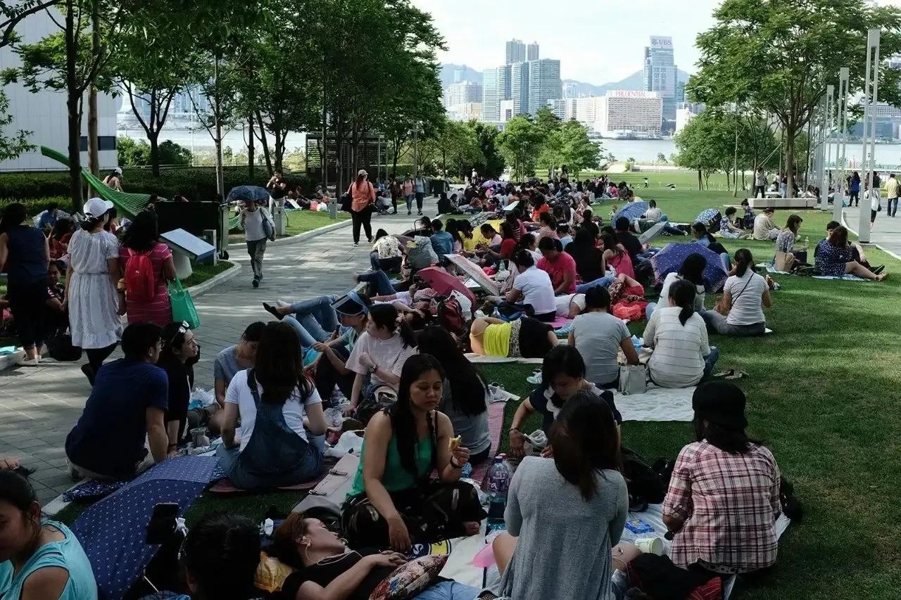 周日的香港菲佣天团各显才艺,香港的周日是菲佣聚会的日子