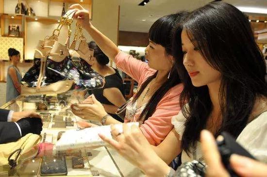 越来越多中国人热衷打包剩菜用国货，因为穷吗？务实的背后是自信