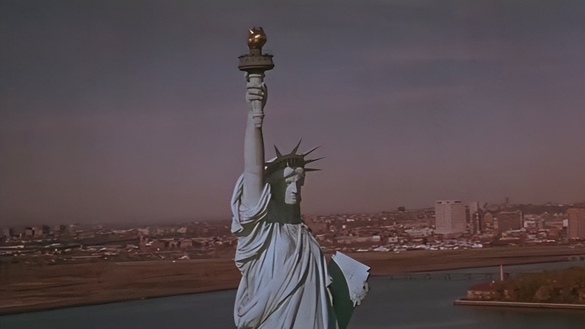 成龙惊天一跳震惊国外视频,成龙惊天一跳吓坏好莱坞