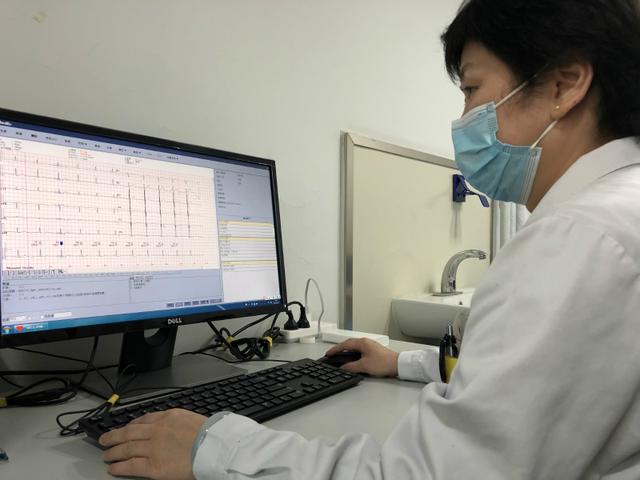 男子酒后喉咙痛到医院一查心梗,胸痛去医院做心电图正常