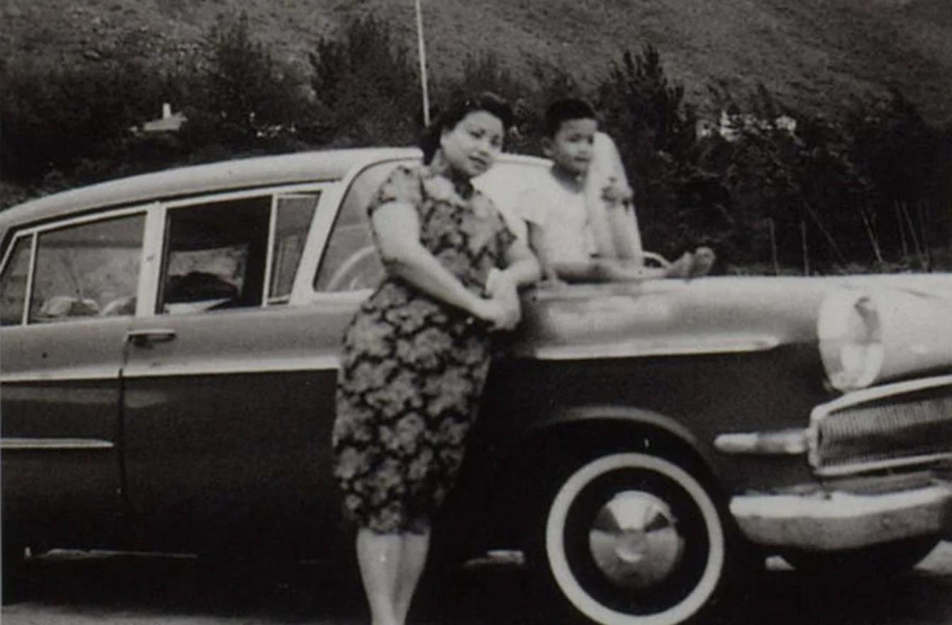 张国荣：被继母淋尿，原生家庭让他苦不堪言，46岁跳楼全身是伤