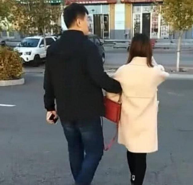 街头看见一对情侣打闹,街头看见一对小情侣打闹