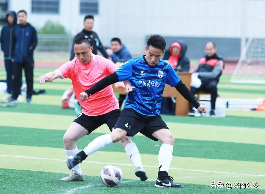 瞧瞧～警察队伍里的“足球小子”！