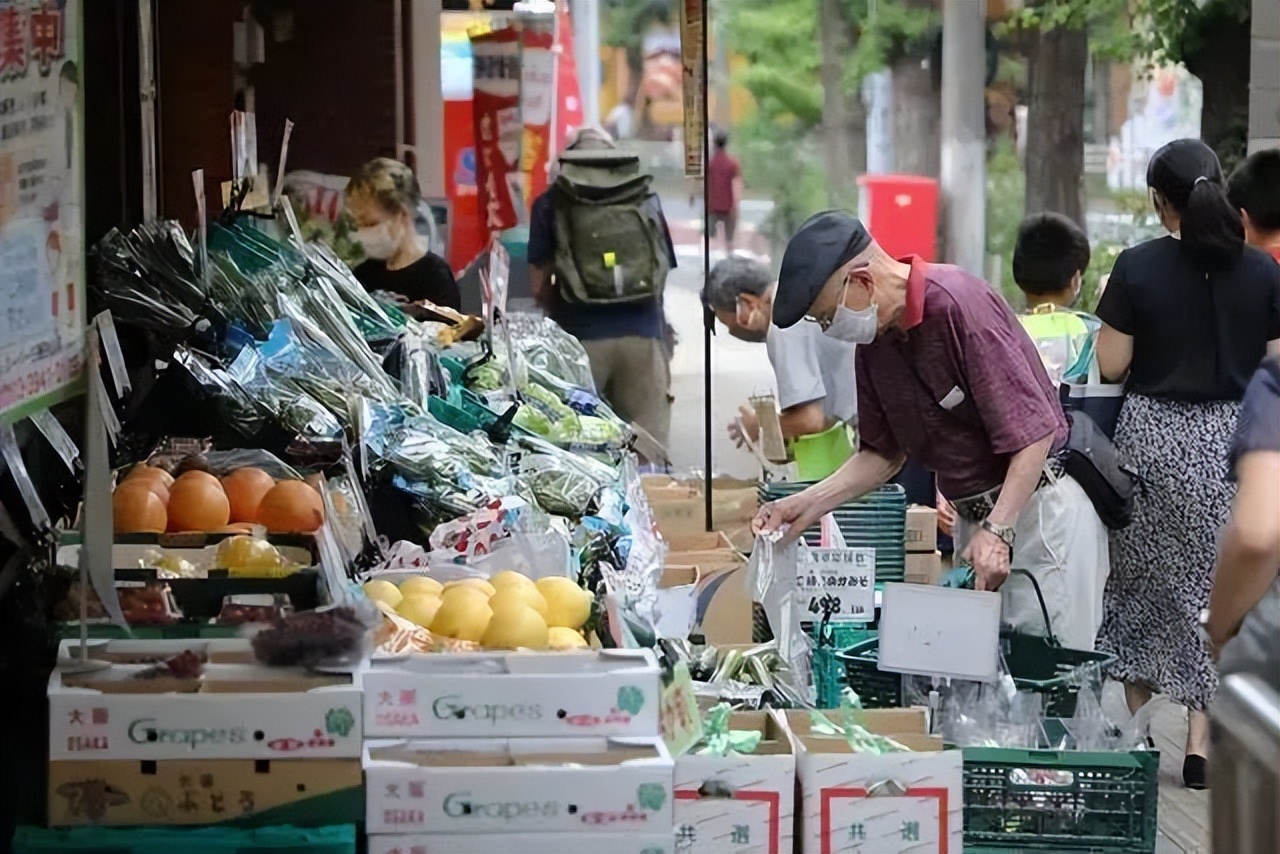 专家建议“老年人集体切腹自杀”，竟获50万粉丝叫好支持？