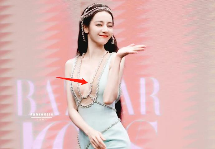 “酥胸半露”却偏要捂着,故作矜持,有一种尴尬叫迪丽热巴玩性感