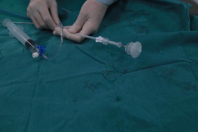 全胸腔镜下，与右侧开胸小切口房间隔缺损修补术的临床结果分析