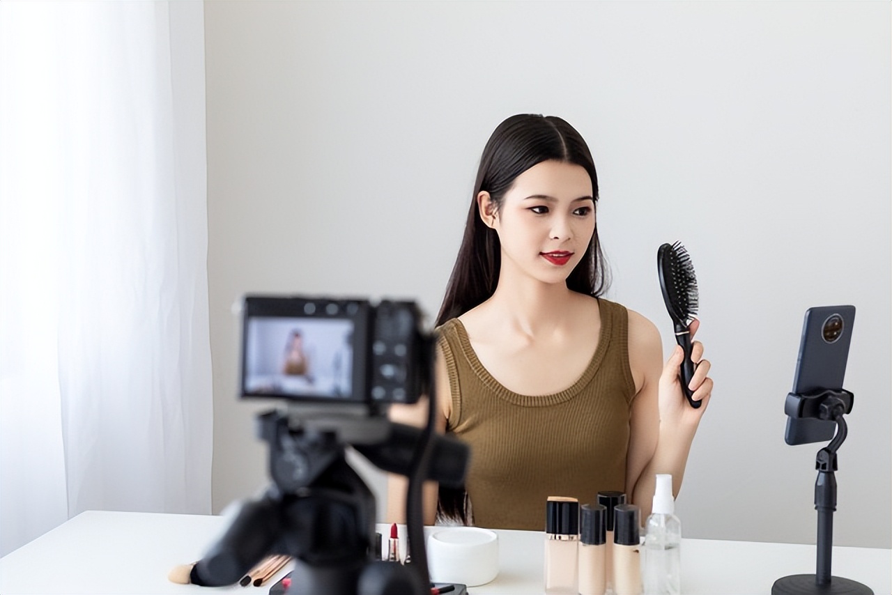 美国网红直播睡觉获热捧,美国网红直播睡觉月入200万