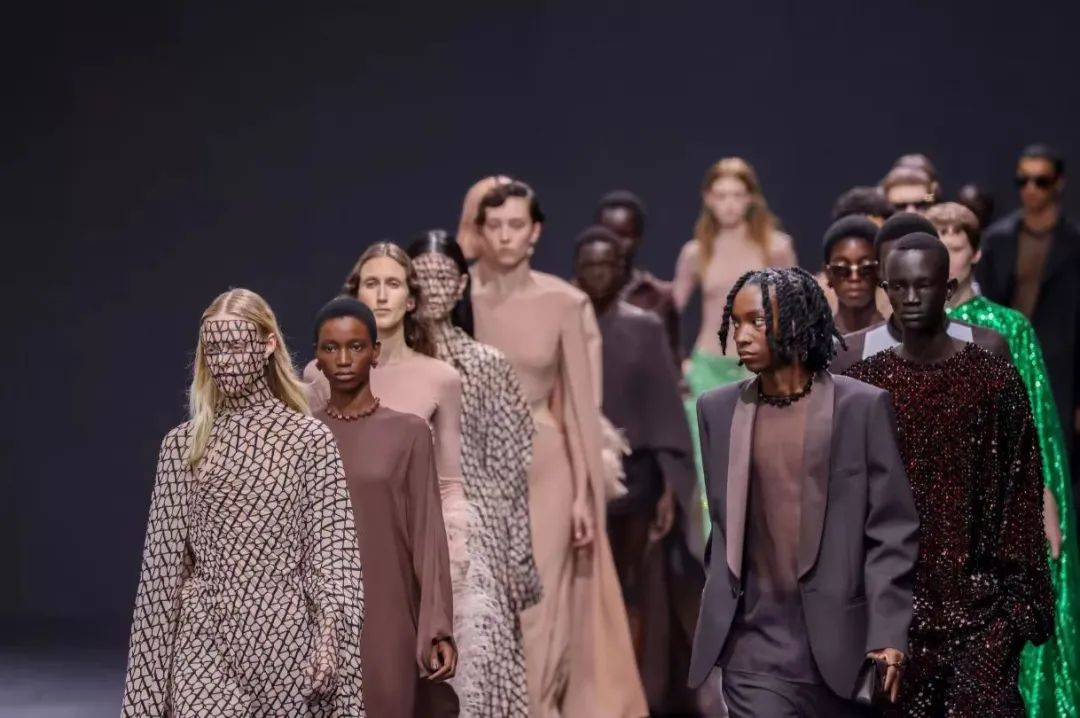 2023.02.01快报|LVMH表示*制抵**全球代购行为；Prada集团推出环礁湖幼儿园项目；Valentino回收再利用秀场道具