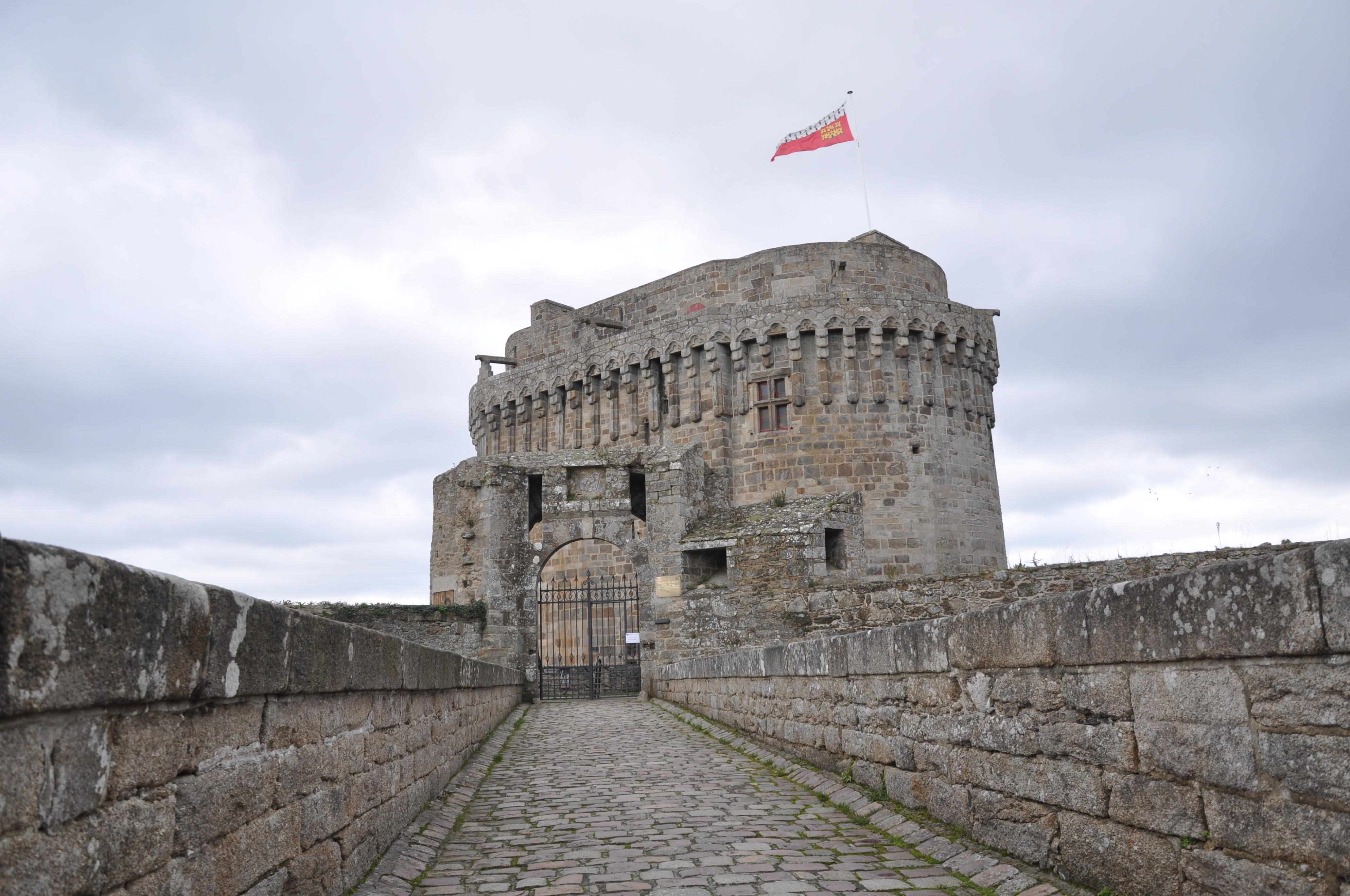 迪南：凝固中世纪法国，时光回到布列塔尼荣耀，半木结构建筑如画