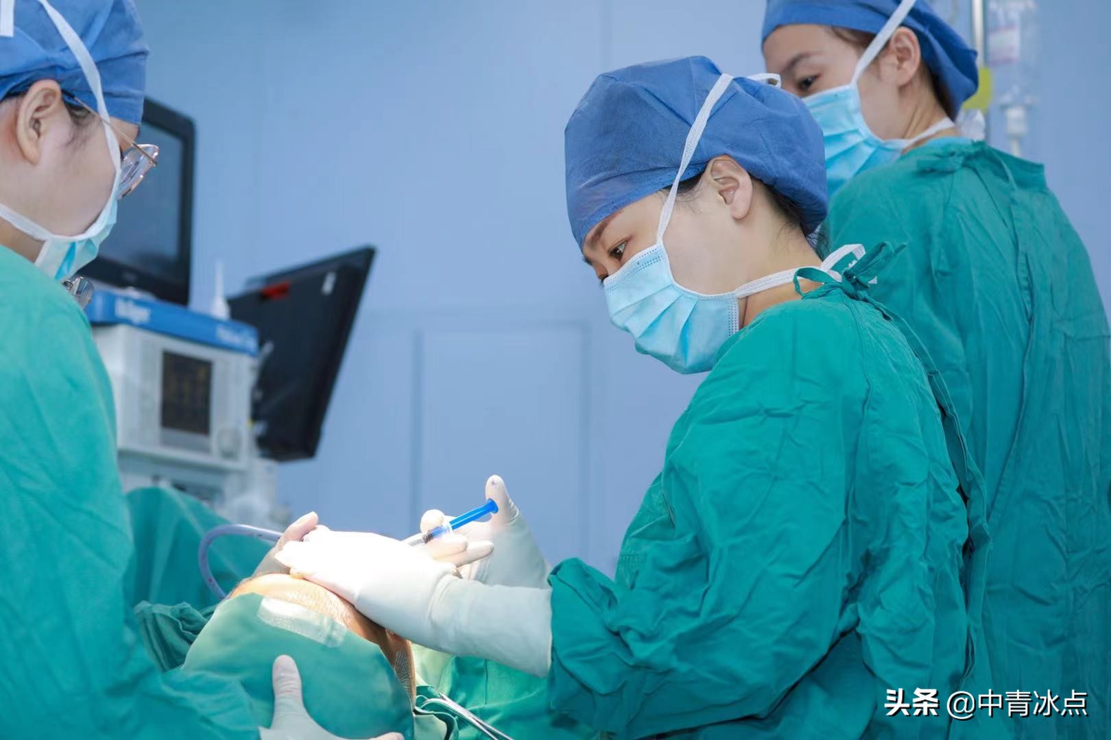 还记得西安疫情中117个脑袋挂着“水球”的小耳症患者吗？主刀医生发微博着急做手术，后来呢？