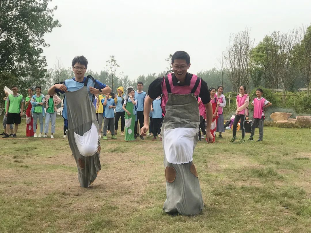 团建趣味飞机游戏怎么玩,趣游研学营